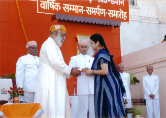 Maharana Mewar Foundation awarded Maharana Rajsingh Award to Neha in 2004, she is receiving award from Shri Arvind Singh Ji Mewar of Udaipur.